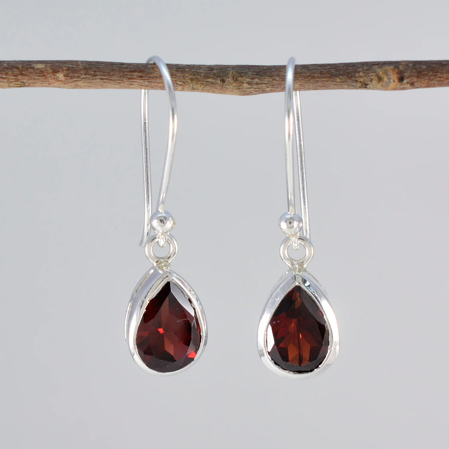 Garnet Australian Chen Solitaire Dangle Red Silver Earring - Image 2