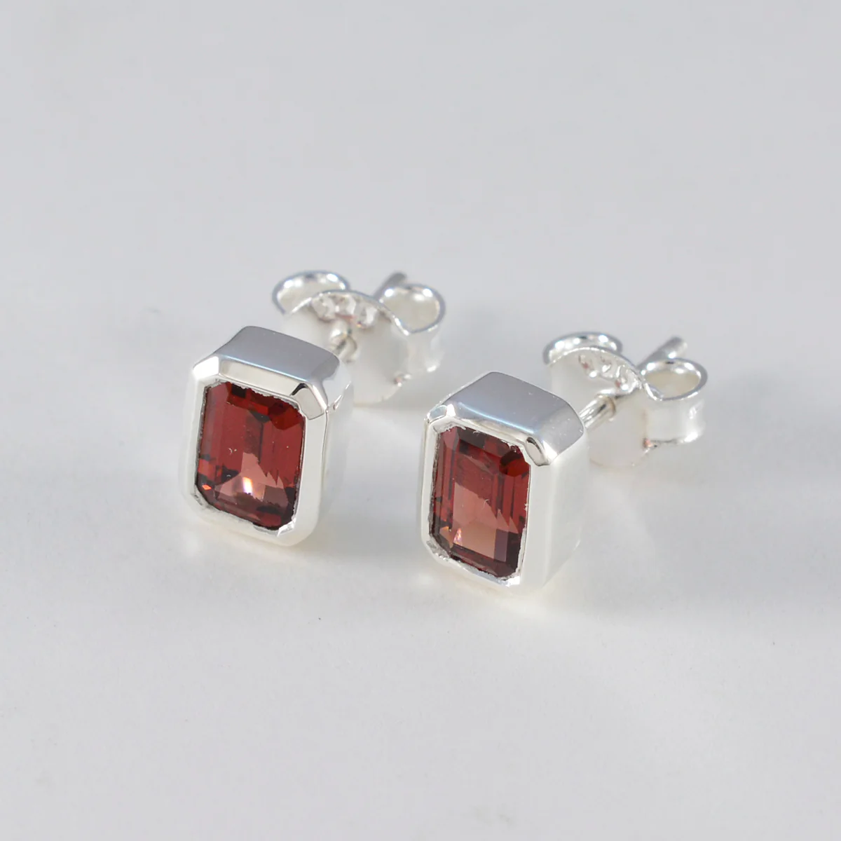 Garnet Japanese Luisa Solitaire Stud Red Silver Earring - Image 3