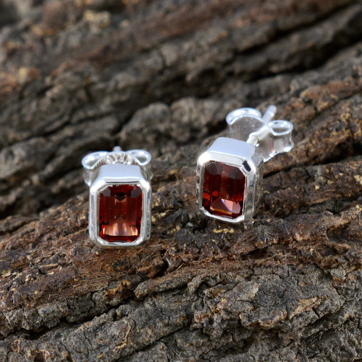 Garnet Japanese Luisa Solitaire Stud Red Silver Earring - Image 4
